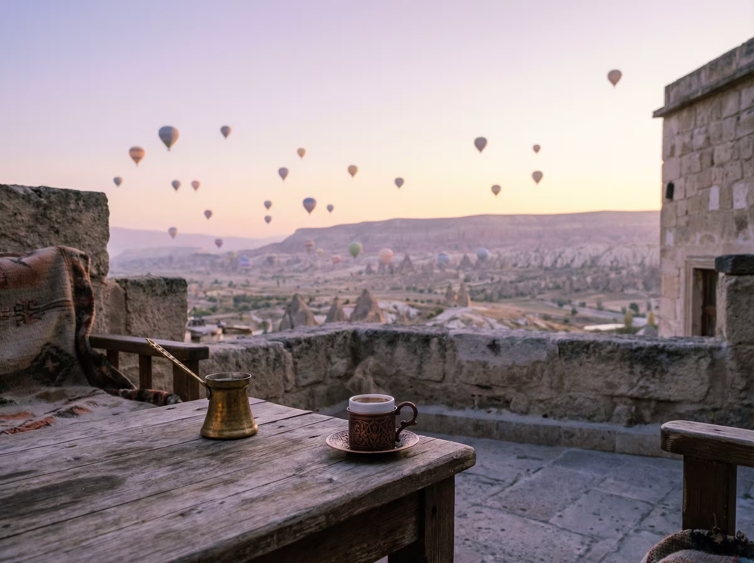 Teras Sabahları: Balonlar ve Sessizlik